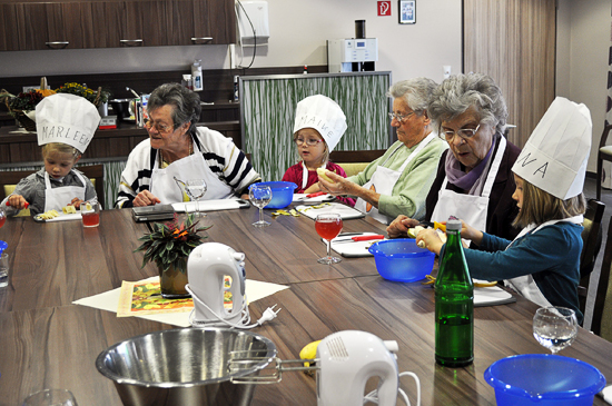 Viel Spaß haben die Kinder und Senioren beim gemeinsamen „Kochen mit Tim Topf“
