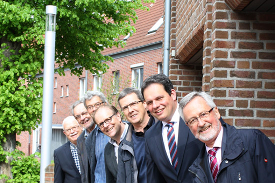 Bürgermeister Andreas Grotendorst (2. von rechts) bedankte sich gemeinsam mit den Fraktionsvorsitzenden bei Dipl.-Ing. Michael Schmidt (rechts) von der RWE Deutschland AG für die Investitionskostenförderung für die Installation der neuen Stelen, wie im Bild hinten zu sehen.