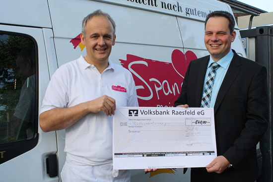 Stefan Spangemacher überreicht Andreas Grotendorst einen Scheck über 840 Euro für die Opfer des Elbehochwassers in der Region rund um Raesfelds Partnergemeinde Dömitz.