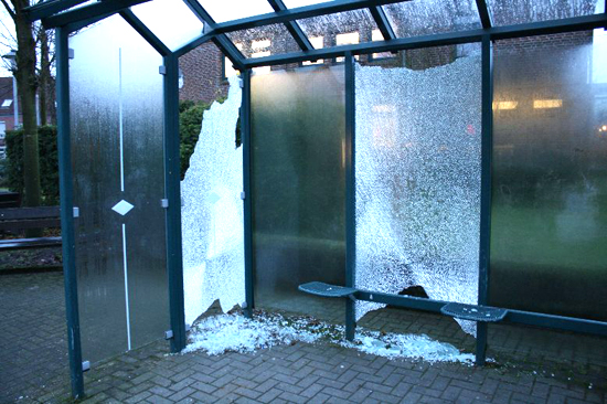 Auch die Glasscheiben der Bushaltestelle am Rathaus wurden zerstört. Foto: Gemeinde Raesfeld