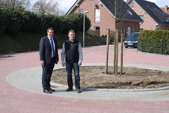 Bürgermeister Andreas Grotendorst und Bernhard Kösters vom Bauamt der Gemeinde zeigten sich sehr zufrieden über den abgeschlossenen Straßenendausbau. - Foto: Gemeinde Raesfeld