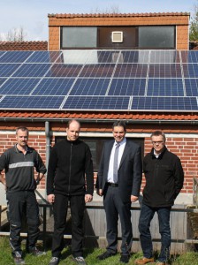 Freuen sich über viel Sonnenschein für die neue Photovoltaikanlage: Ulrich Junker, Thomas Grewing (beide Mitarbeiter Kläranlage), Bürgermeister Andreas Grotendorst und Stefan Bröker (Bauamt)